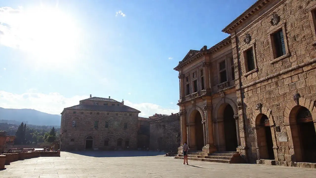 Arquitectura clásica, luz suave, paisaje sereno