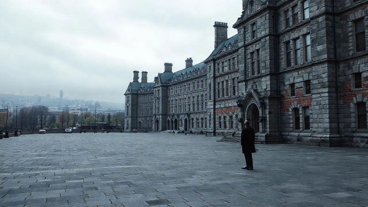 Edificio imponente en plaza silenciosa y brumosa