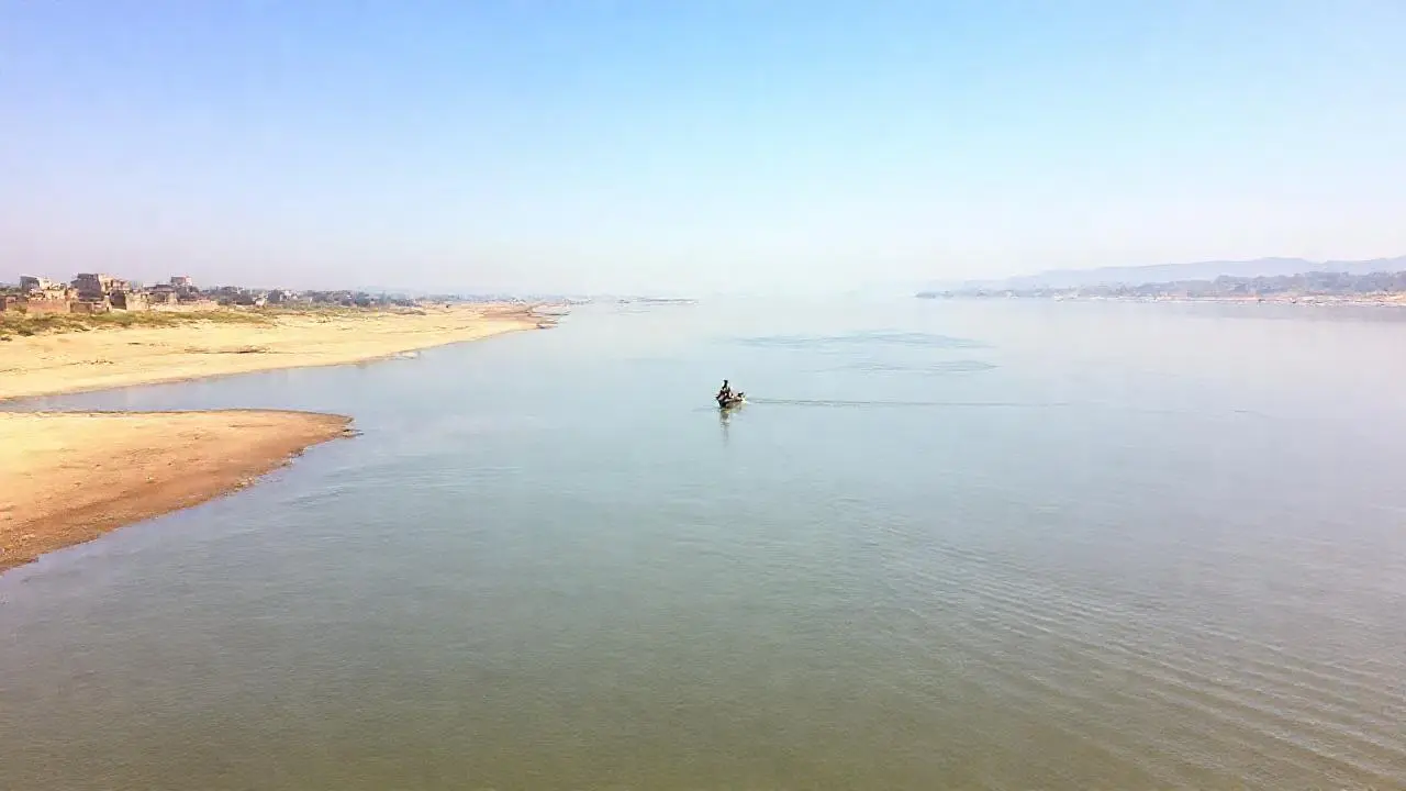 Un paisaje tranquilo y sereno se extiende