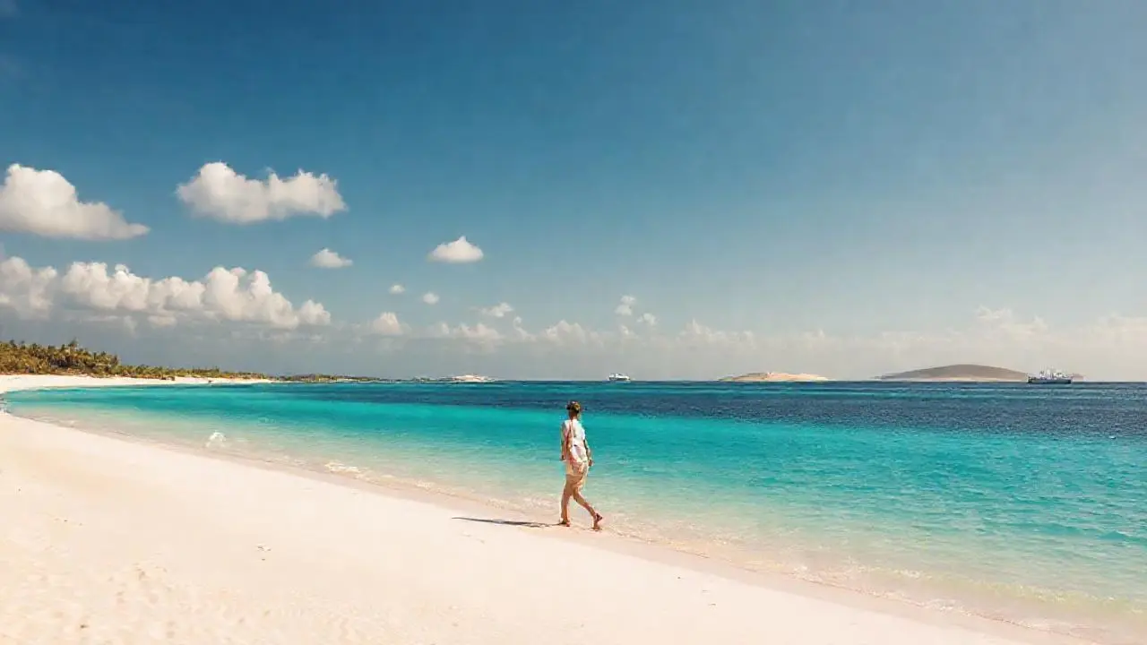 Playa serena bajo luz cálida y amplia