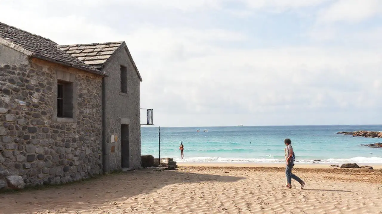 Escena costera serena y naturalista