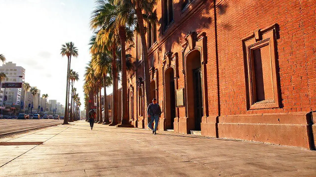 Hollywood: luz, arquitectura, y una figura sola