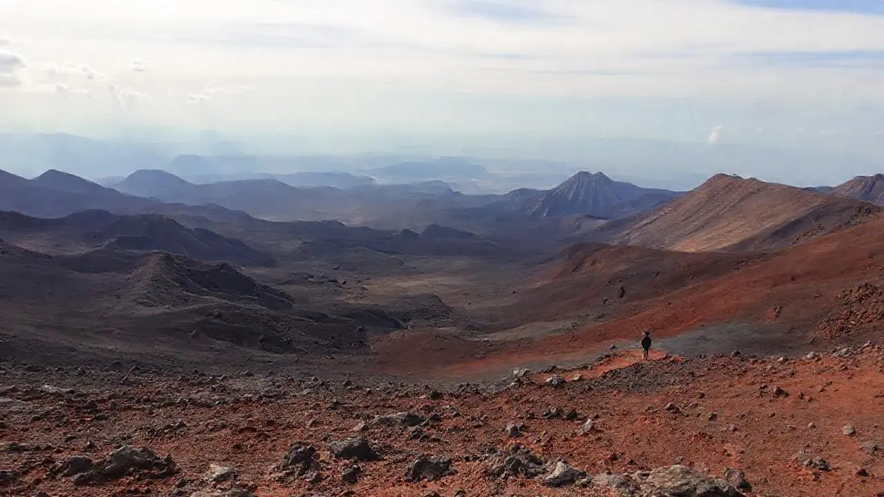 Paisaje volcánico vasto, solitario y distante