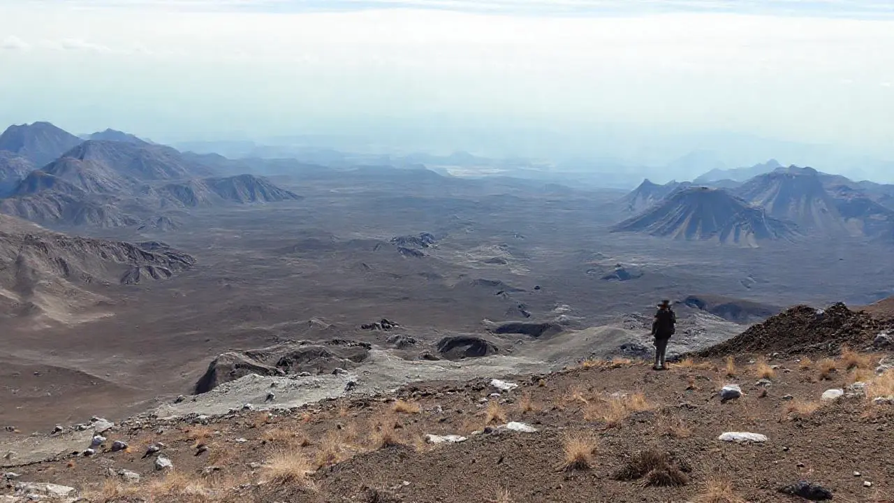 Paisaje volcánico vasto y silencioso