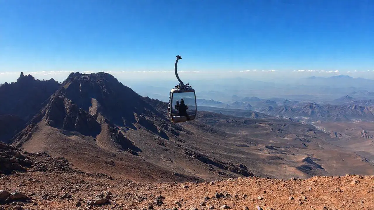 Paisaje rocoso y vasto, con una gondola