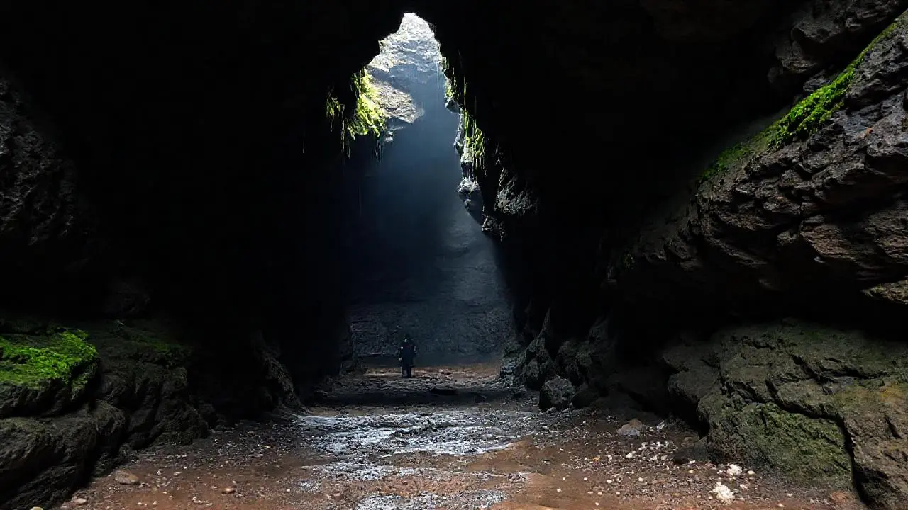 Cueva natural, oscura y húmeda