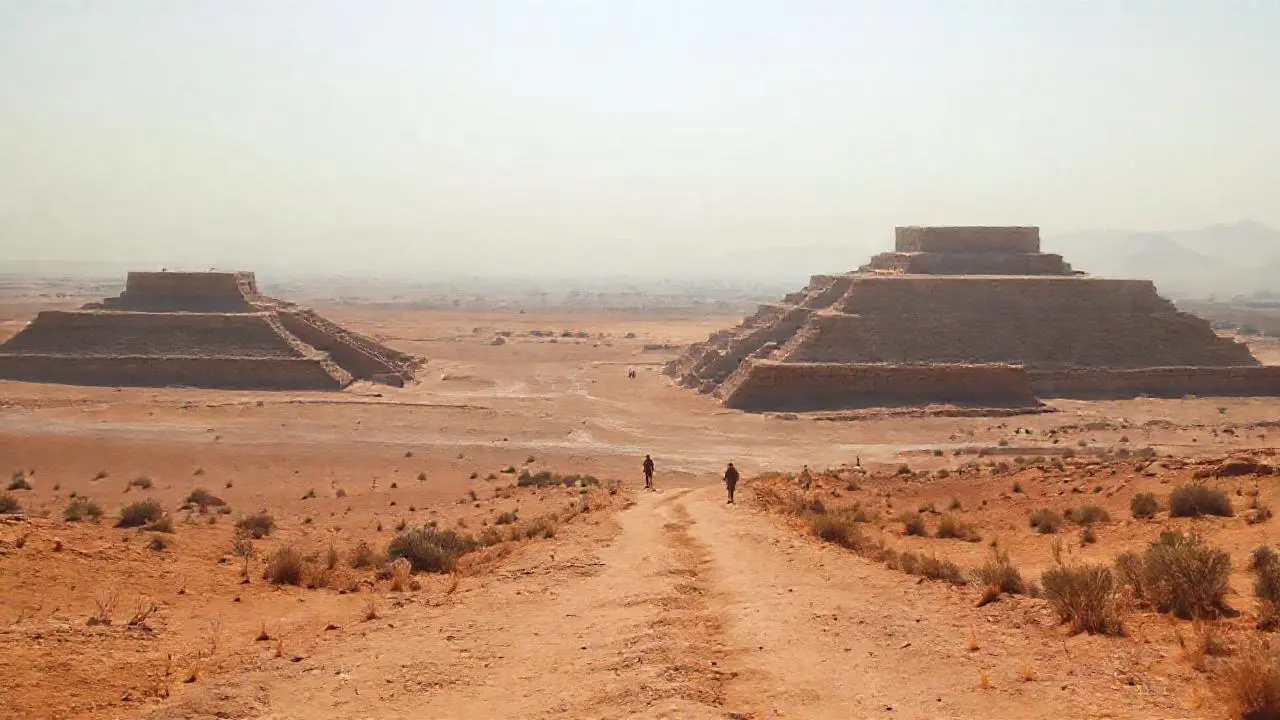 Pirámides antiguas en un paisaje árido y sereno