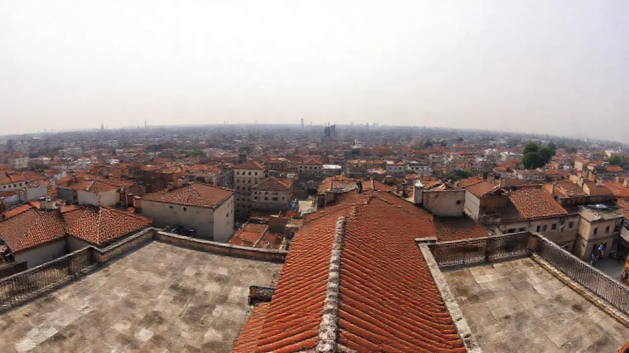 Ciudad urbana amplia, luz suave y difusa