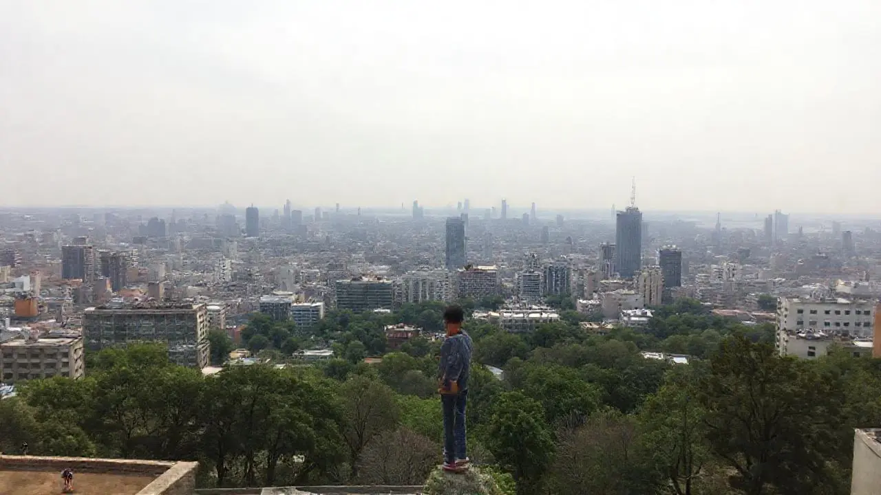 Ciudad extensa bajo cielo nublado