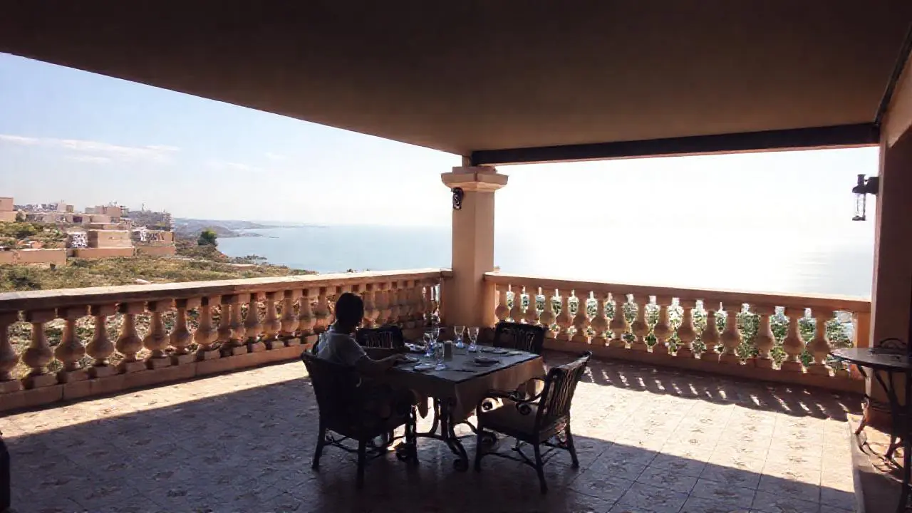 Tranquilidad serena en una terraza al mar