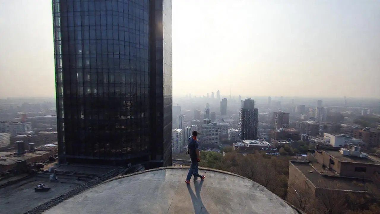 Ciudad moderna, amplia y ligeramente difusa