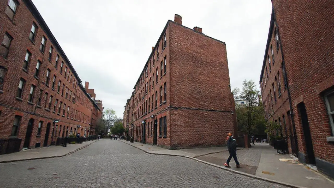 Ciudad tranquila, luz suave y difusa