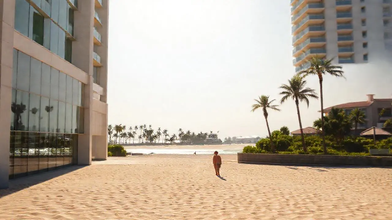 Playa tranquila, luz cálida y modernidad