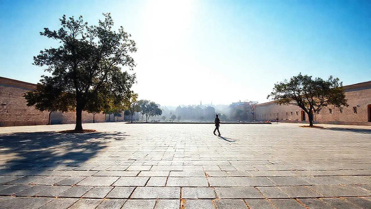 Plaza urbana tranquila, bañada por la luz