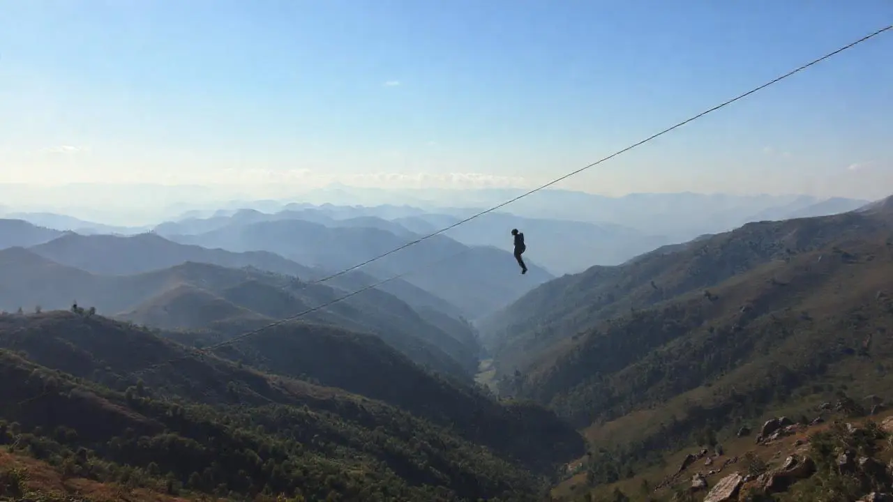 Paisaje sereno, figura suspendida en la distancia