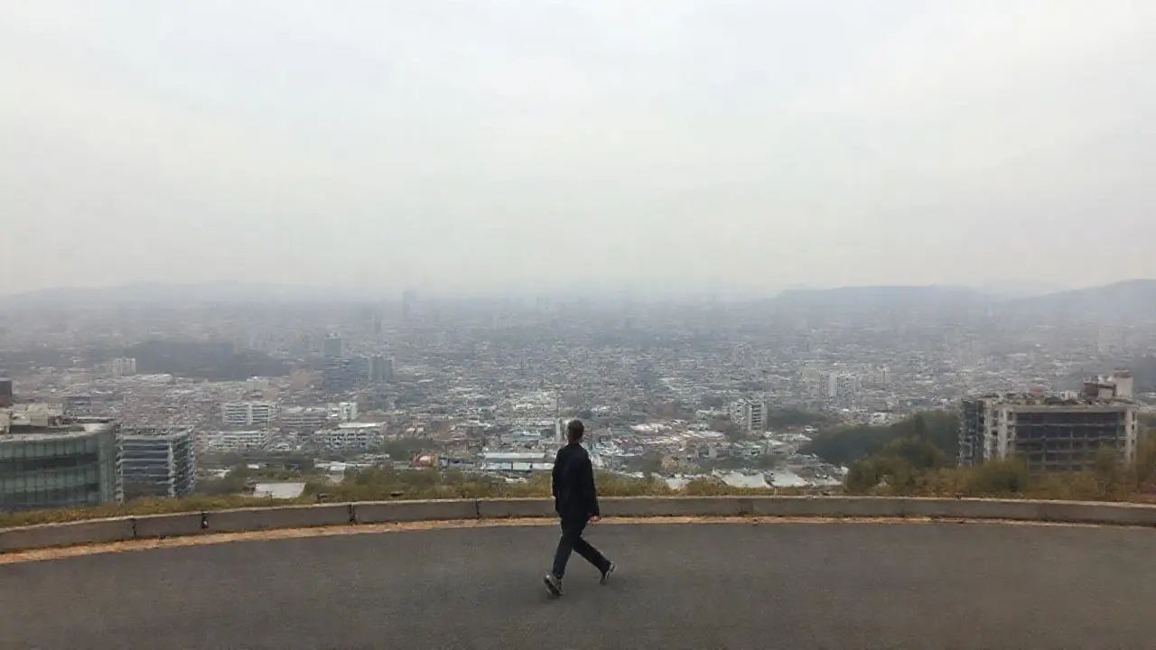 Escena urbana tranquila y difusa