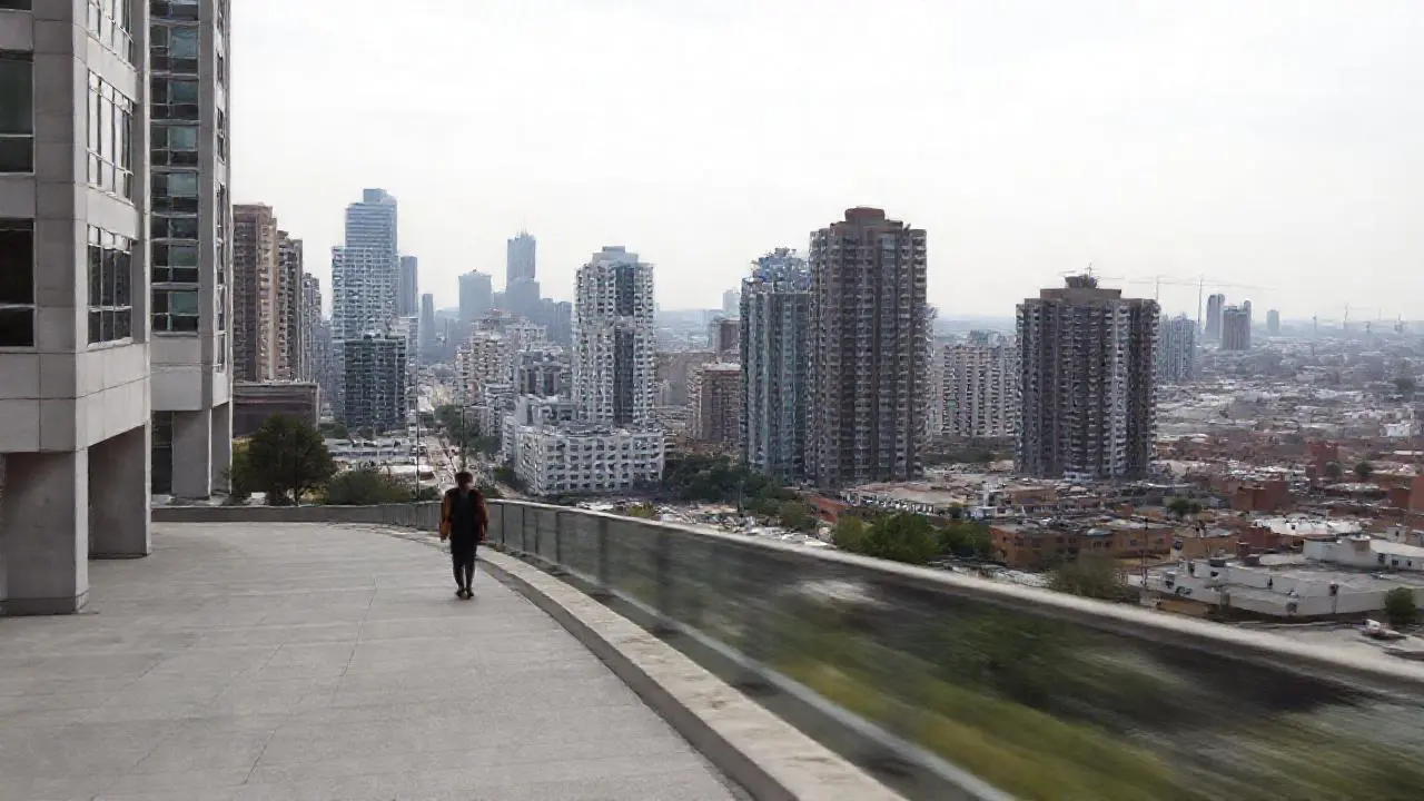 Ciudad moderna, amplia y ligeramente difusa