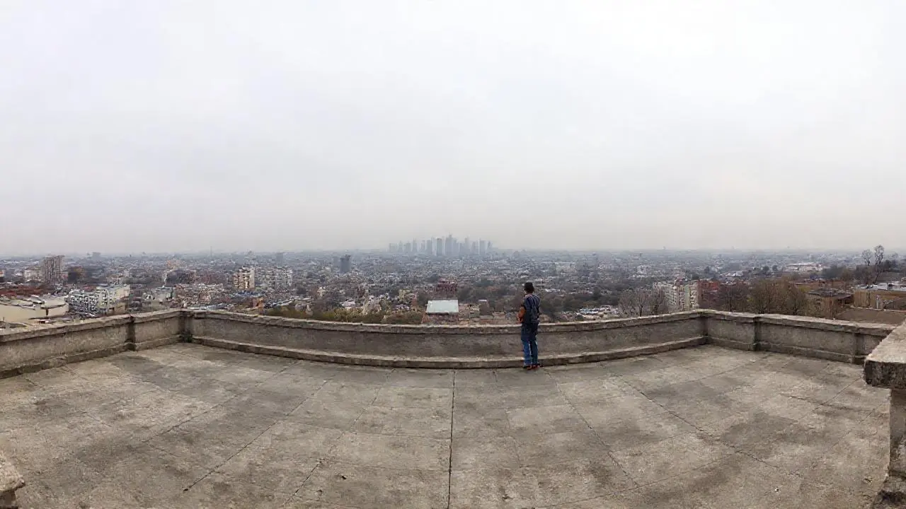 Horizonte urbano difuso, atmósfera serena