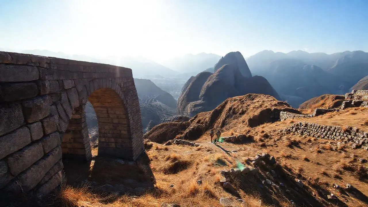 Puente incaico antiguo en vasto paisaje
