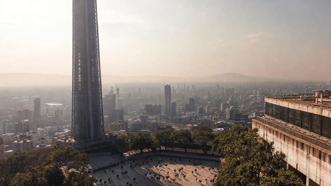 Ciudad moderna, amplia y ligeramente brumosa