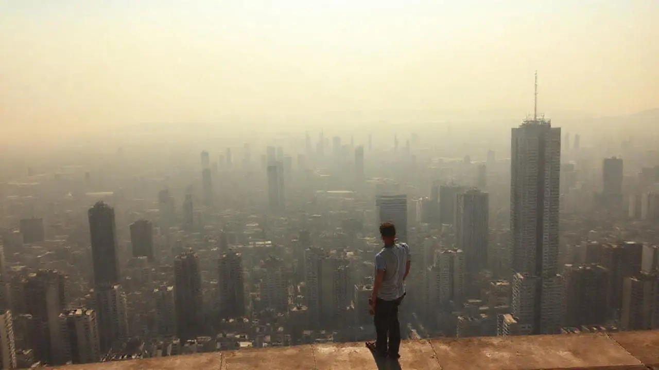 Ciudad extensa, serena y ligeramente borrosa