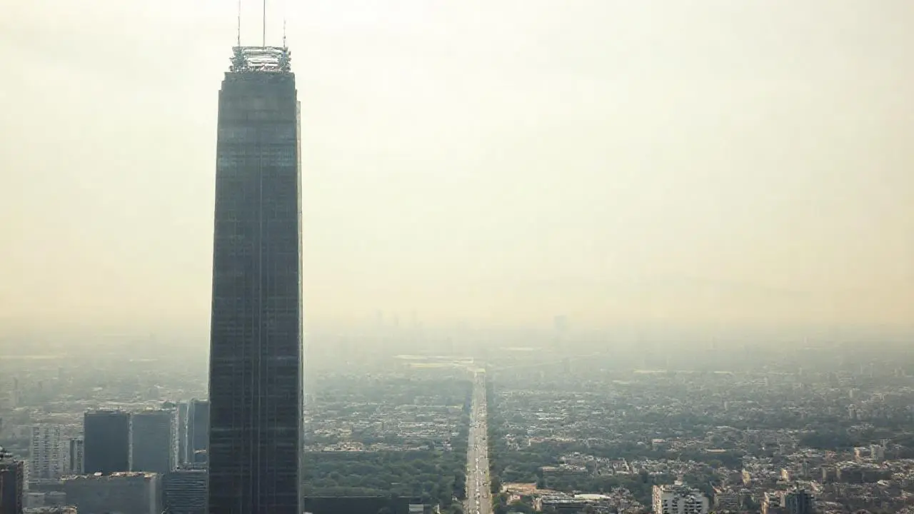 Ciudad extensa bajo cielo difuso