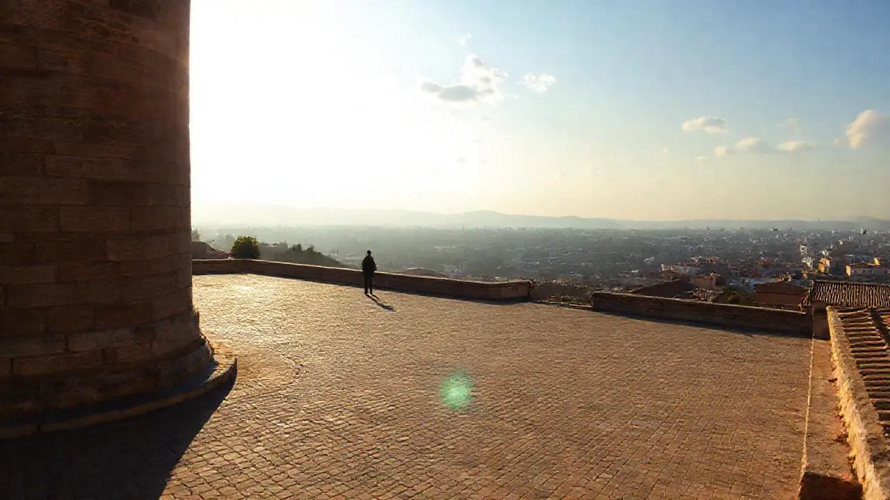 Torre antigua domina un paisaje sereno