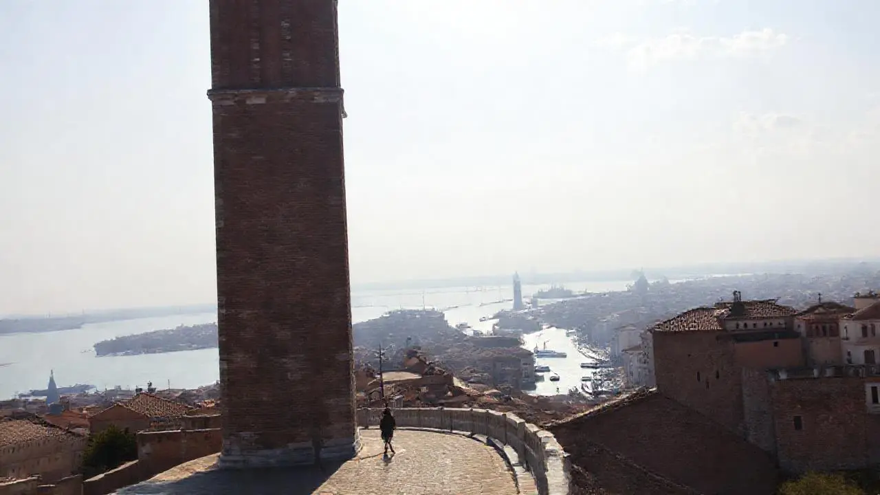 Venecia: arquitectura tranquila bajo cielo brumoso