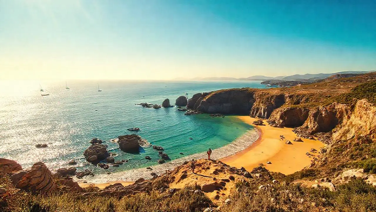 Paisaje costero sereno y amplio