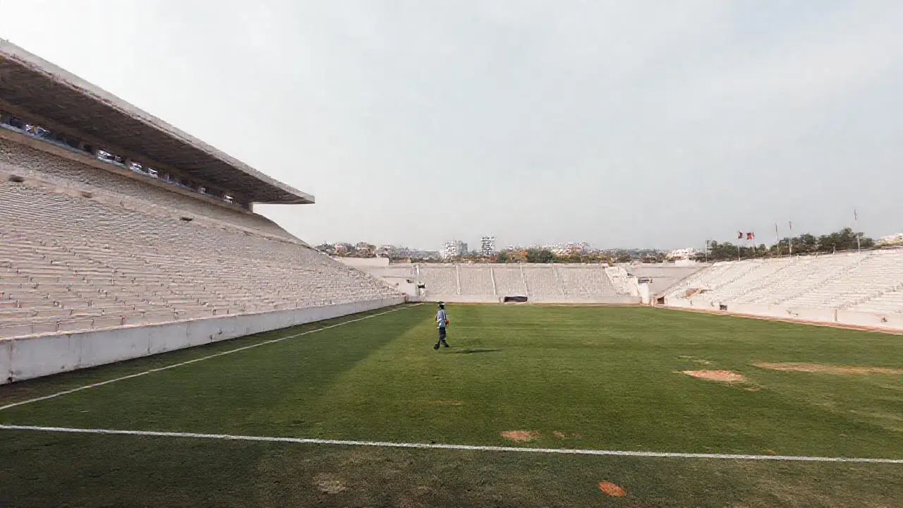 Un estadio vacío bajo un cielo difuso