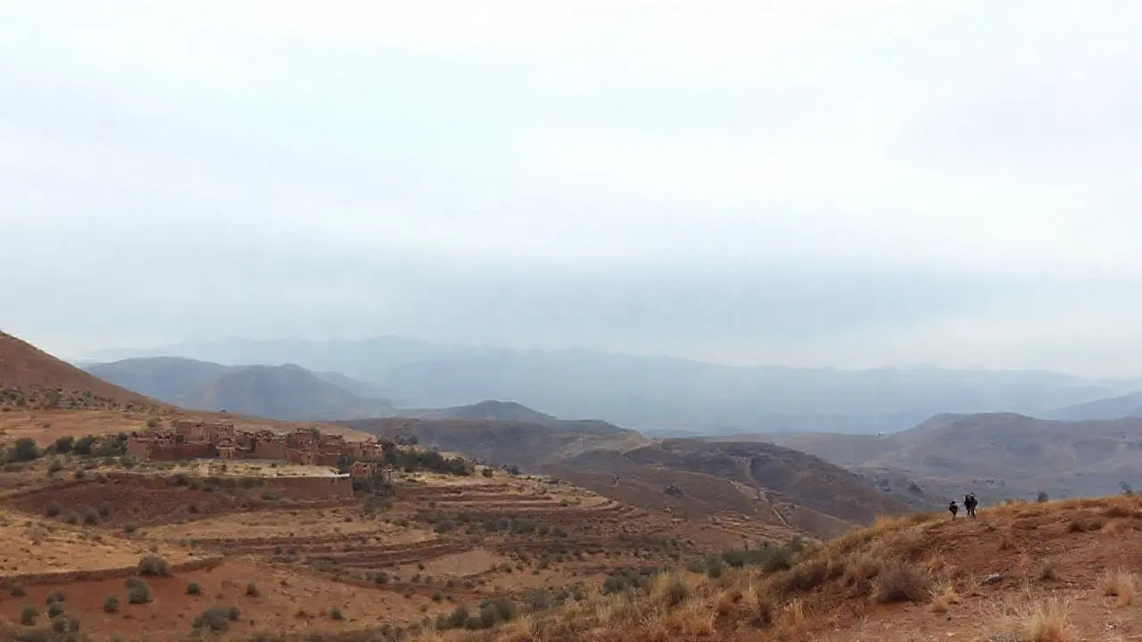Paisaje vasto, tranquilo y terroso