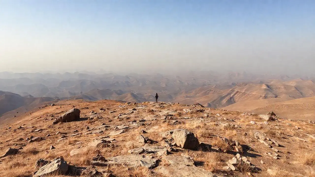 Paisaje árido, vasto, silencioso y distante