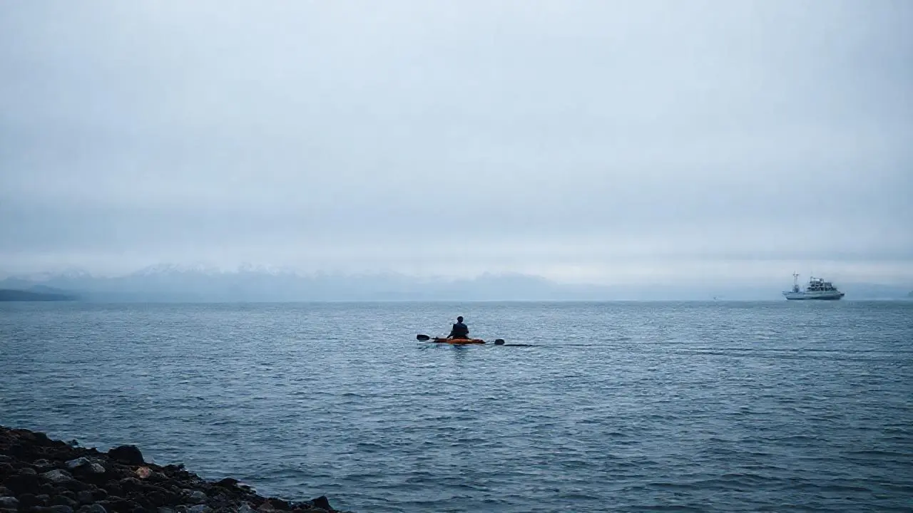 Paisaje sereno, un kayak en calma