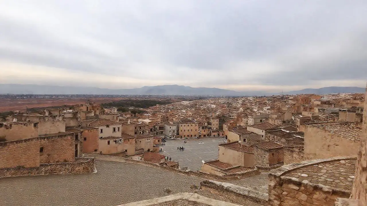 Paisaje urbano antiguo, tranquilo y difuso