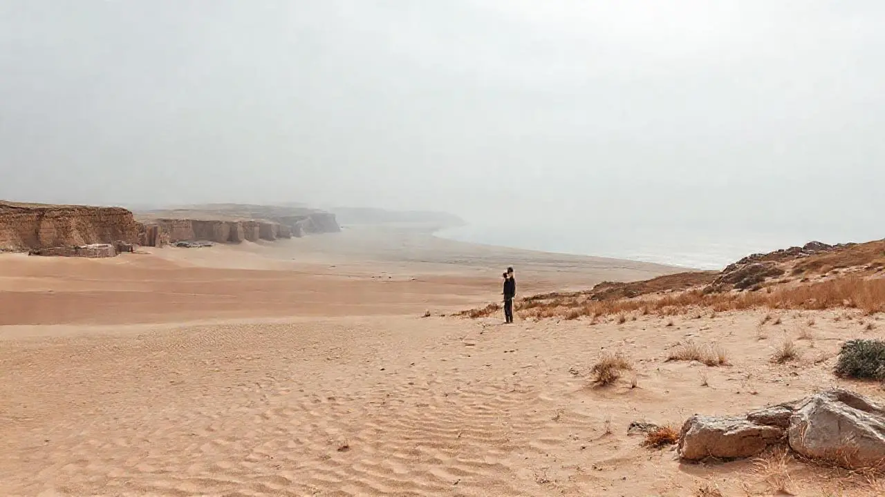 Paisaje árido y vasto, figura solitaria