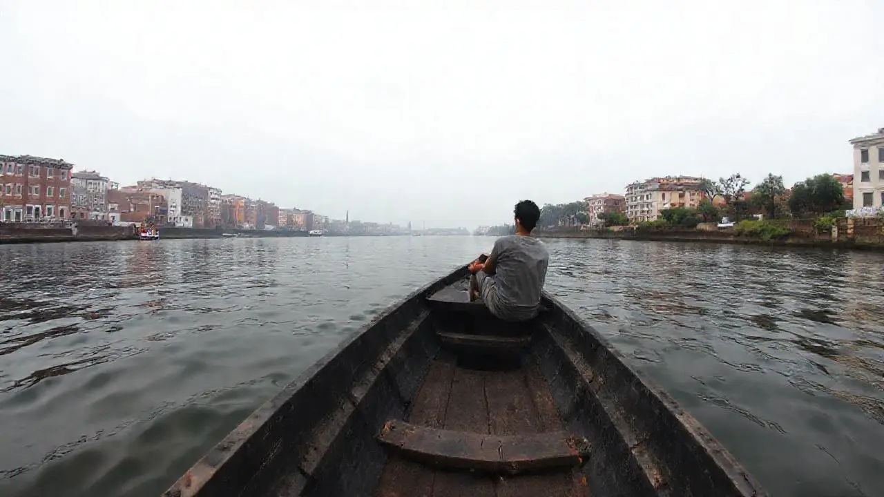 Escena urbana tranquila, difusa y distante