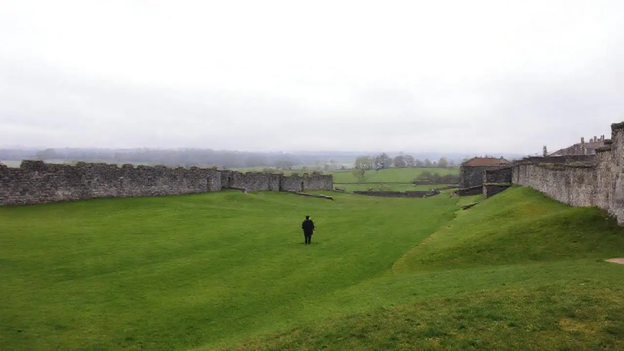 Paisaje natural, figura solitaria se aleja