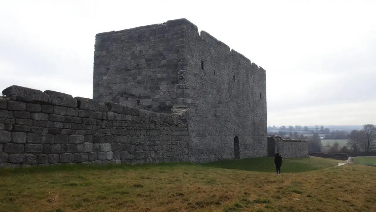 Ruinas antiguas, atmósfera melancólica y distante