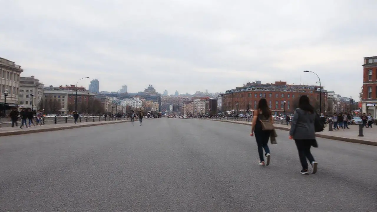 Ciudad urbana, gris, con movimiento sutil