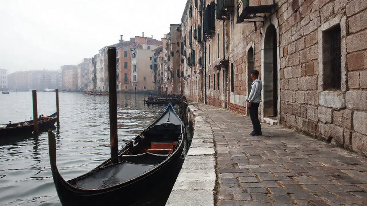 Escena veneciana, tranquila y ligeramente brumosa