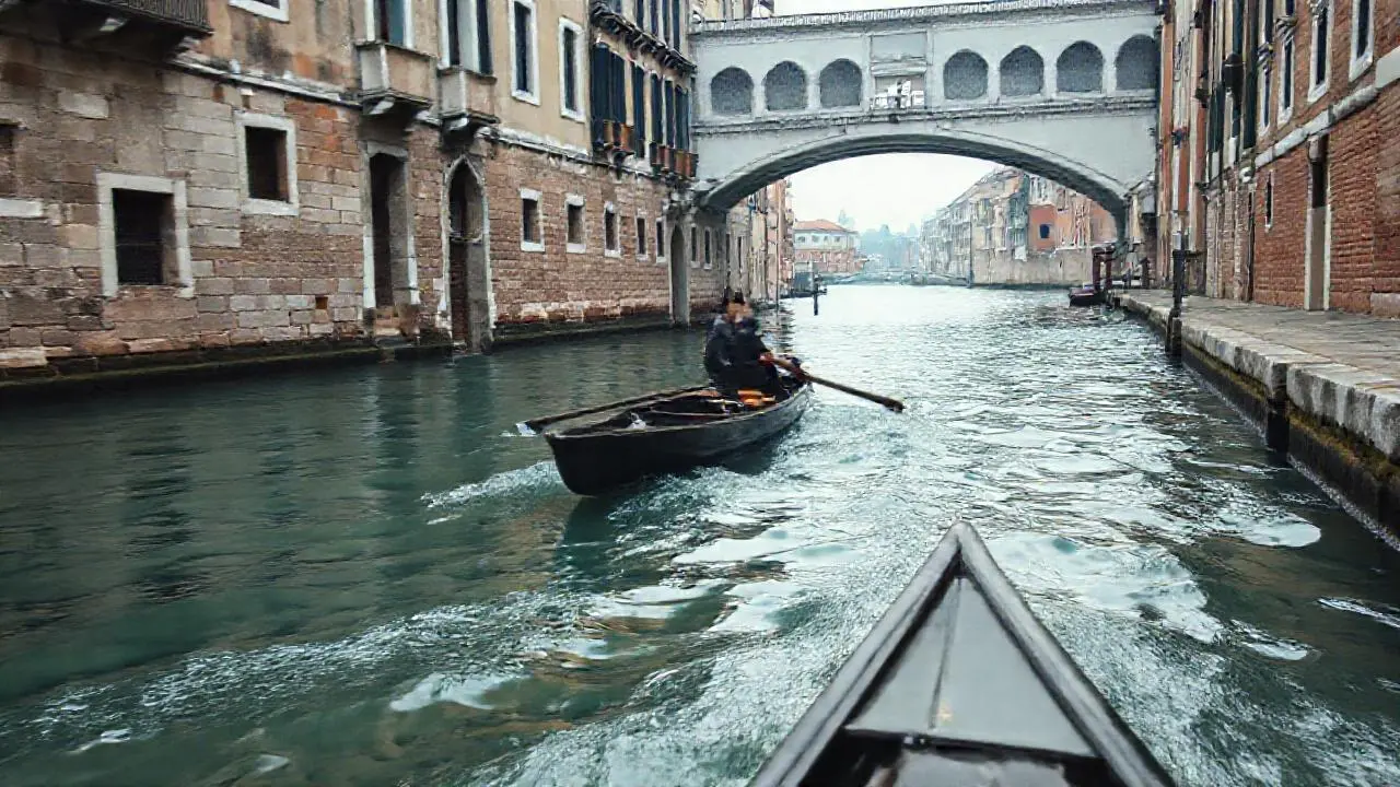 Un canal veneciano, tranquilo y antiguo
