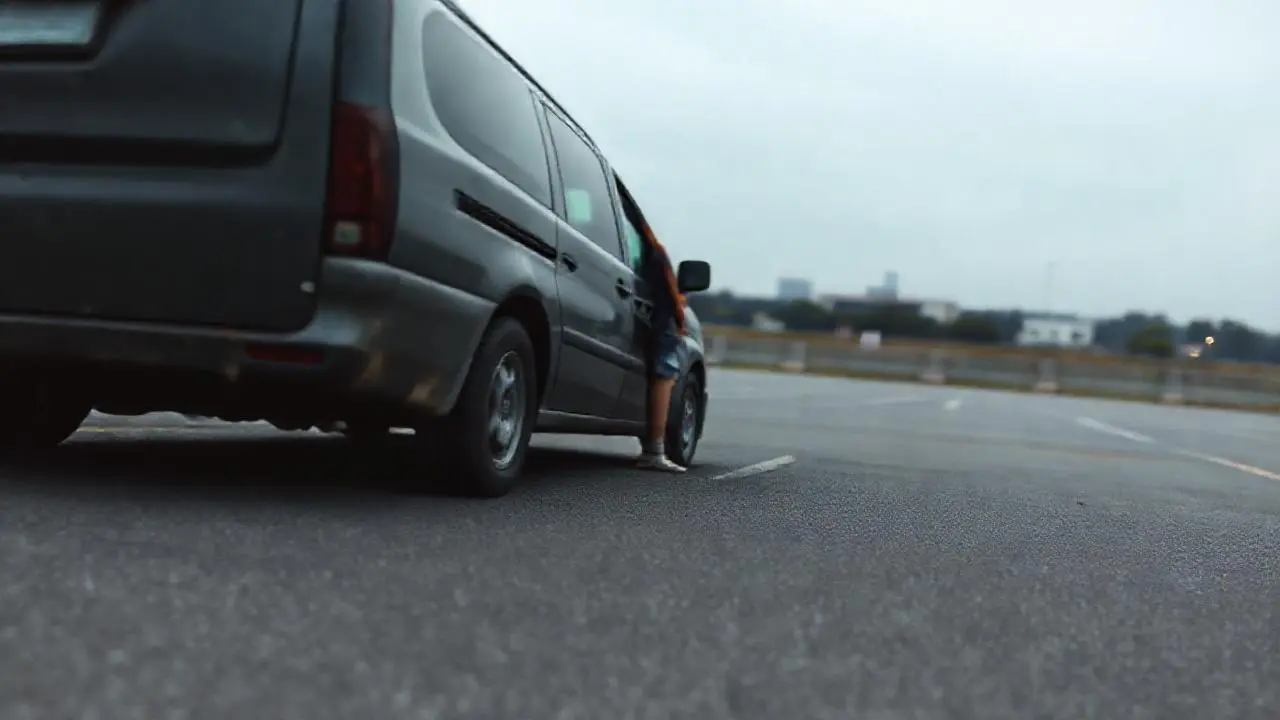 Escena urbana grisácea, realista y ligeramente difusa