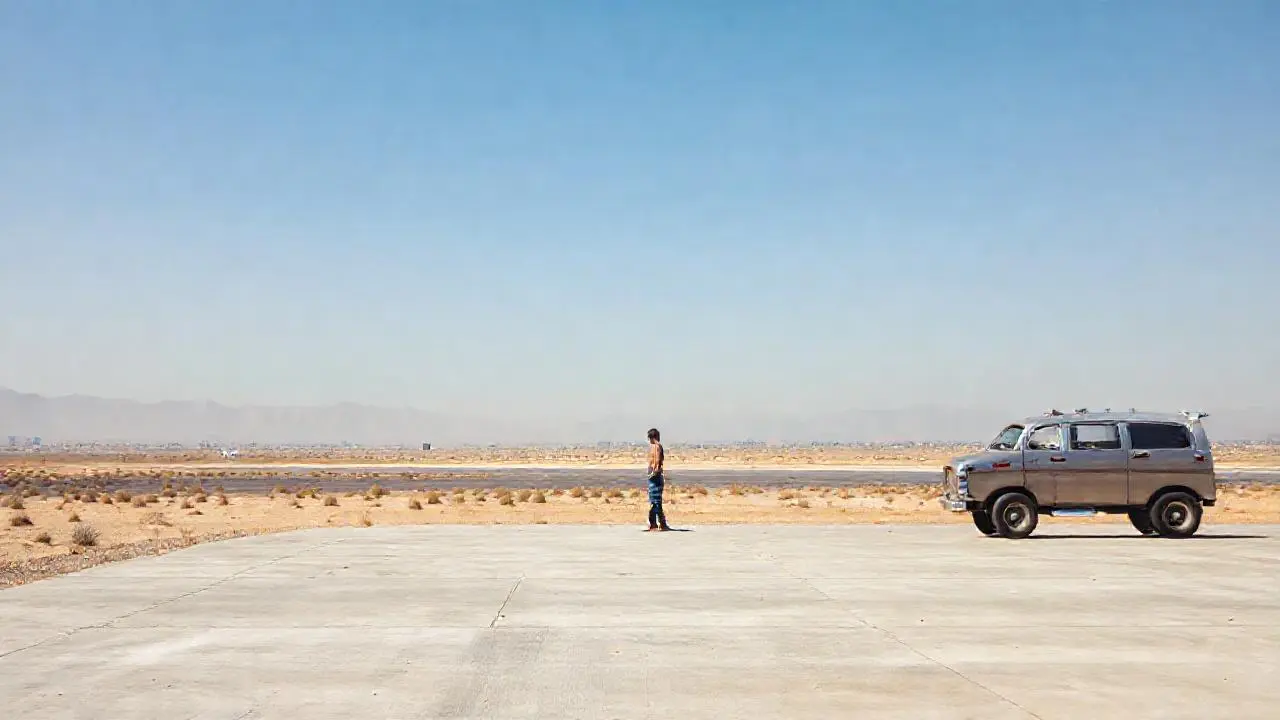 Paisaje árido y amplio, con calma