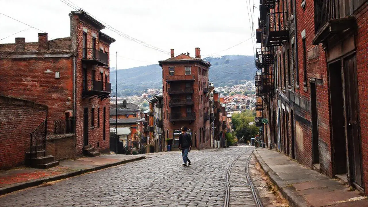 Calle urbana tranquila, nostálgica y realista