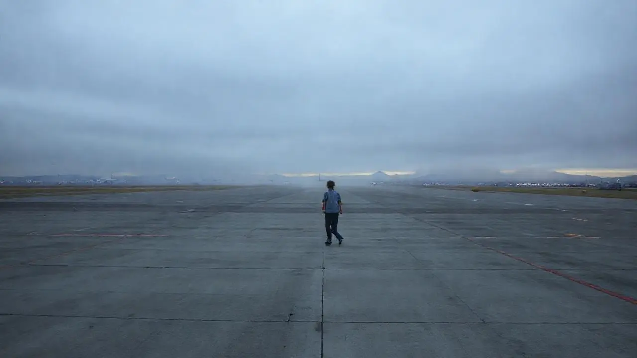 Aeropuerto, cielo gris, espacio abierto, figura sola