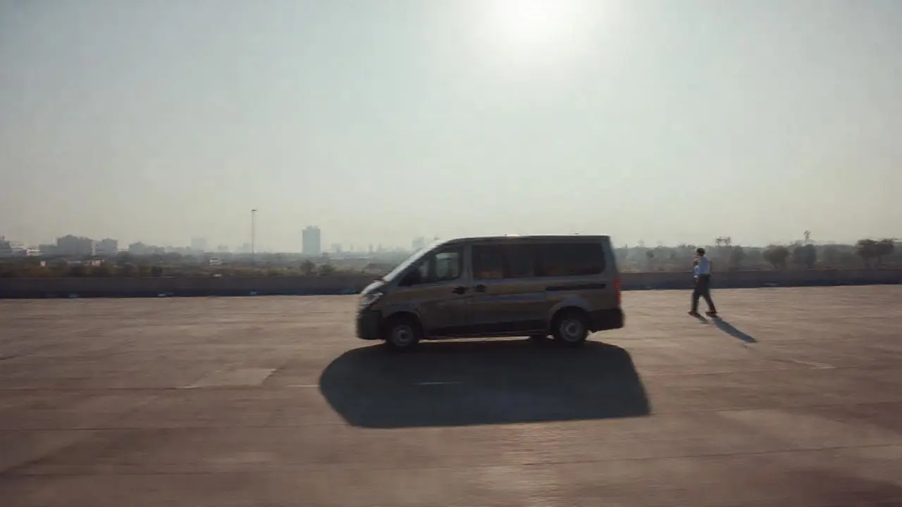 Escena urbana tranquila, ligeramente borrosa y realista