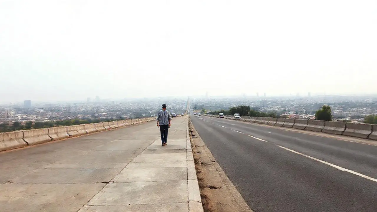 Ciudad urbana difusa bajo cielo nublado