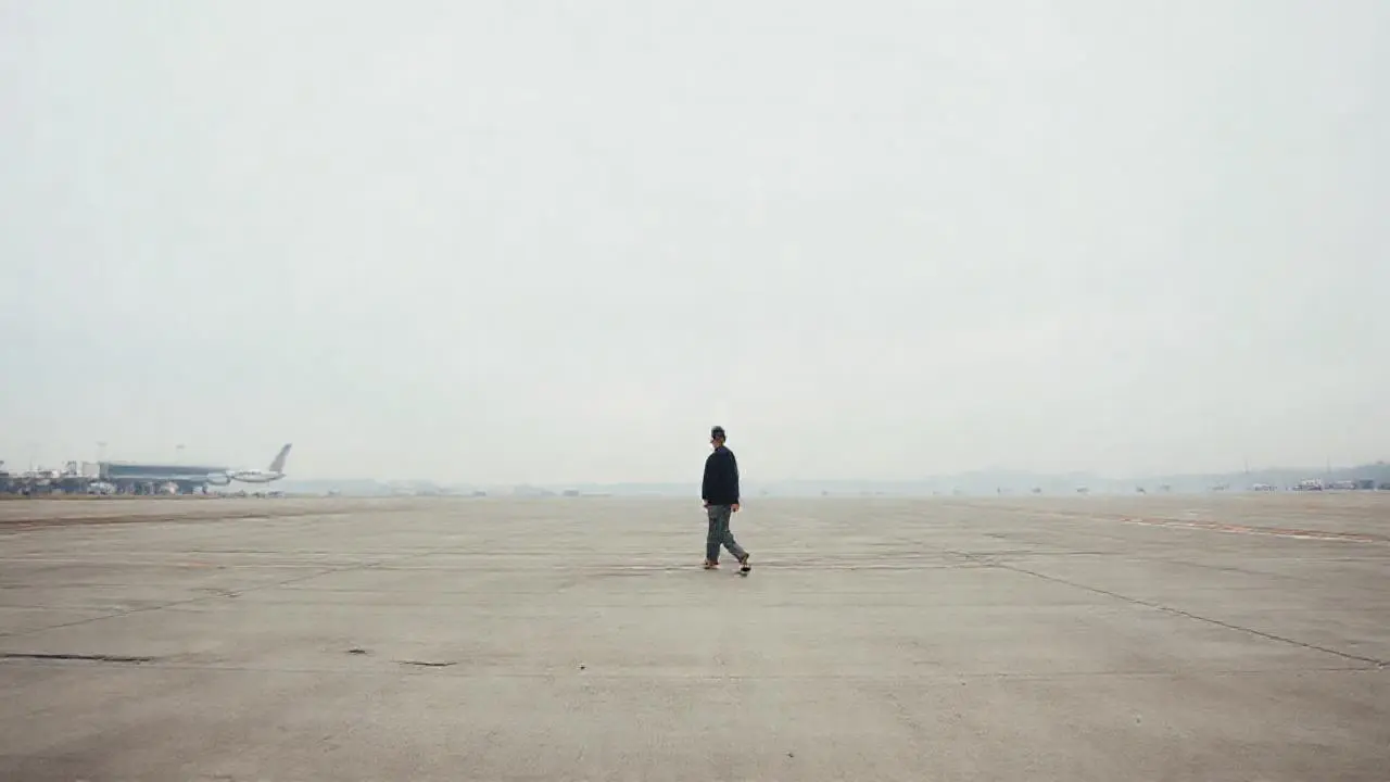 Solitario en un aeropuerto gris y vasto