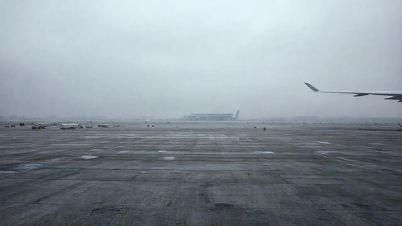 Aeropuerto gris, amplio y silencioso