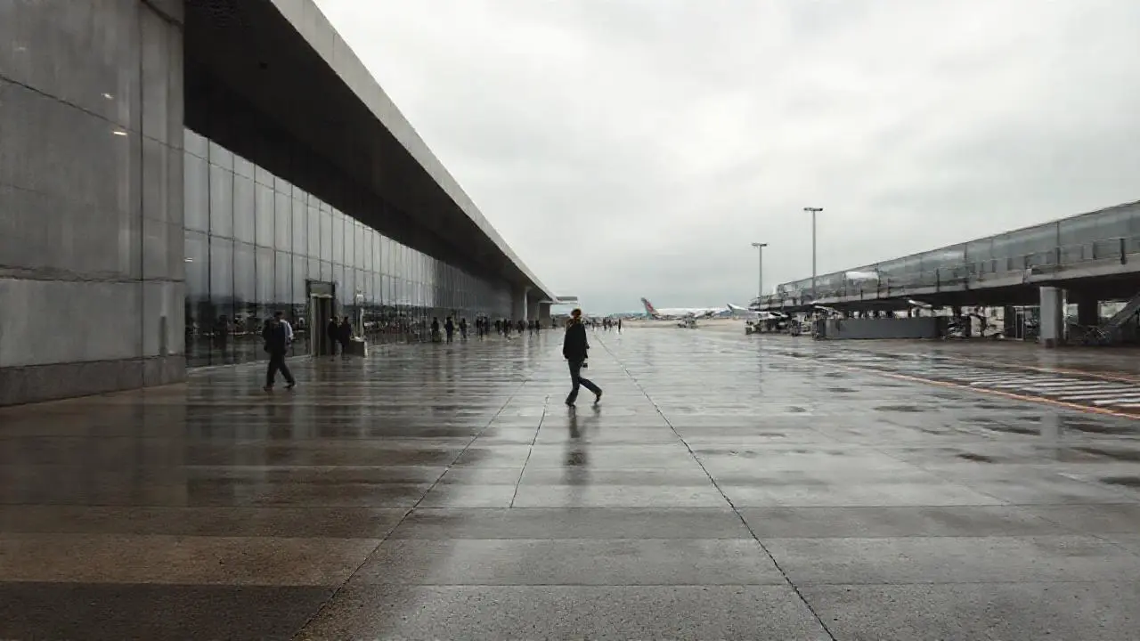 Aeropuerto gris, amplio y ligeramente brumoso